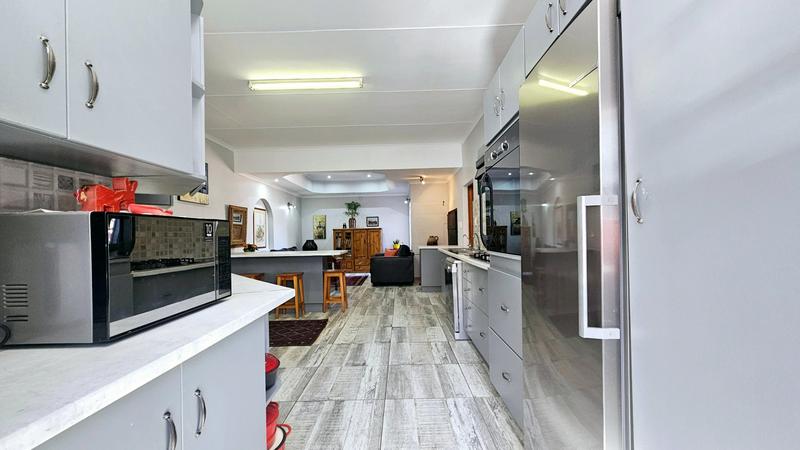 6 Bedroom Property for Sale in Fraaiuitsig Western Cape